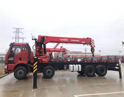 解放、徐工與宏昌天馬 20噸隨車吊的綜合對比與市場分析